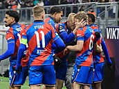Hlou�ek plze�ských fotbalist� slaví branku Luká�e �erva (6).