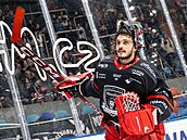 Branká� Stanislav �korvánek z Hradce Králové slaví vyhrané utkání.