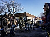 Federální imigra�ní agenti v Minneapolisu v oblasti, kde do�lo ke st�elb�. (24....