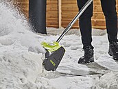 Akumulátorová hrabla jsou ú�inná hlavn� p�i odhrabování �erstv� napadaného...