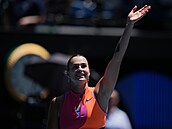 Aryna Sabalenková slaví výhru ve �tvrtfinále Australian Open.