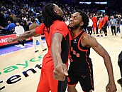 Immanuel Quickley z Toronto Raptors (vpravo) slaví výhru nad Oklahoma City...