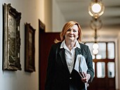 Ministryn� financí Alena Schillerová p�ichází na zasedání vlády, která mimo...