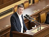 Tomio Okamura ve Sn�movn� u �e�nického pultu