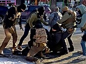 Krátce poté. Agenti Ú�adu pro migraci obklopili v Minneapolisu t�lo 37letého...