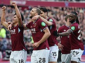 Mateus Fernandes z West Hamu slaví gól proti Sunderlandu. Objímá ho Tomá�...