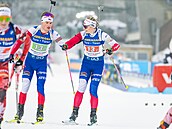 Tomá� Mikyska p�edává Lucii Charvátové ve �tafet� dvojic v Novém M�st� na...