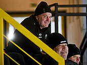 Nový �éf litvínovského realiza�ního týmu Robert Reichel sleduje zápas s...