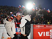 Michal Kr�má� slaví se svými d�tmi po t�etím míst� ve smí�ené �tafet� v Novém...