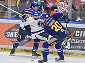 Kelly Klíma z Kladna padá po souboji s �eskobud�jovickými hrá�i.