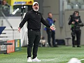 Slávistický trenér Jind�ich Trpi�ovský reaguje v utkání s Pafosem.