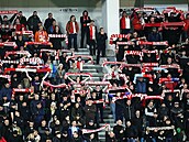 Fanou�ci Slavie v duelu s Pafosem.