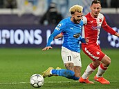 Jan Bo�il ze Slavie fauluje Jaju z Pafosu.