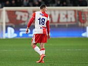Jan Bo�il ze Slavie opou�tí v utkání s Pafosem h�i�t� po �ervené kart�.