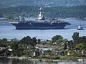 Americká letadlová lo� USS Gerald R. Ford projí�dí fjordem v norském Oslu. (24....
