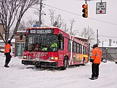 Autobus uvázl ve sn�hu v pittsburské �tvrti Squirrel Hill b�hem zimní bou�e....