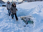 Lidé jdou po zasn�ené ulici ve m�st� Petropavlovsk-Kam�atskij na Dálném...