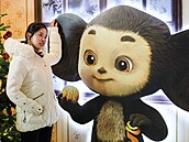 �ena v Moskv� pózuje s figurínou filmové postavy �ebura�ka. (31. prosince 2025)