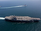 Letadlová lo� Abraham Lincoln b�hem bilaterálního cvi�ení USA a Japonska (12....