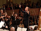 Dirigent Yannick Nézet-Séguin a Víde�tí filharmonikové p�i koncertu 1. ledna...