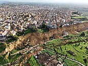 Letecký snímek po�ízený dronem zachycuje místo sesuvu p�dy v Niscemi v...