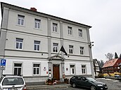 M�stský ú�ad v Ch�ibské s vyv�enou �ernou vlajkou. (23. ledna 2026)