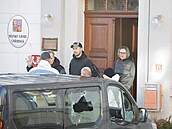 Auto po�kozené st�elbou p�ed obecním ú�adem v Ch�ibské na D��ínsku (19. ledna...