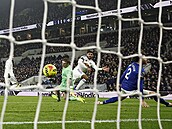 Obránce Leedsu James Justin p�ekonává branká�e Evertonu Pickforda.