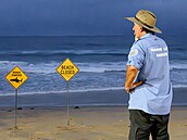 Hlída� stojí na uzav�ené plá�i na severu Sydney. (19. ledna 2026)