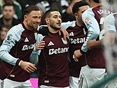 Fotbalisté Aston Villy se radují z gólu, který vst�elil Emiliano Buendía.