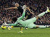 Bryan Mbeumo z Manchesteru United p�ekonává branká�e Davida Rayu z Arsenalu.