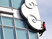 Americký horolezec Alex Honnold zdolal volným výstupem, tedy bez lana a...