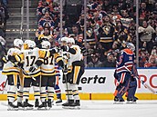 Hokejisté Pittsburghu se radují z gólu proti Edmontonu.