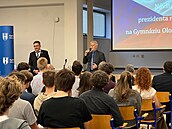 Prezident Petr Pavel zahájil náv�t�vu Olomouckého kraje v hej�ínském gymnáziu....