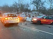 Nehoda mezi obcemi Hn�votín a Lutín na Olomoucku, kde se st�etlo osm aut. (23....