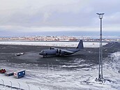 Grónsko. Vojenské letadlo dánského královského letectva na leti�ti v Nuuku (15....