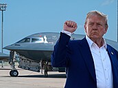 Donald Trump, v pozadí bombardér B-2, na foto kolá�i.