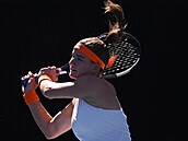 Karolína Muchová hraje bekhend ve t�etím kole Australian Open.