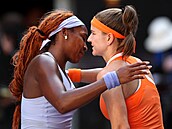 Karolína Muchová a americká tenistka Coco Gauffová se objímají po vzájemném...
