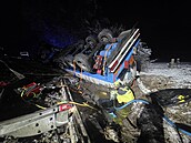 P�i havárii cisterny na Rakovnicku uniklo zhruba 8 tisíc litr� pohonných hmot....