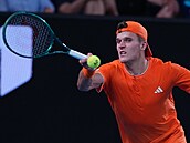 Jakub Men�ík hraje forhend ve t�etím kole Australian Open.