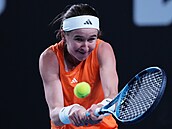 Nikola Bart��ková hraje bekhend ve druhém kole Australian Open.