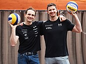 Plá�ový volejbalista Ond�ej Peru�i� (vlevo) ukon�il kariéru, jeho spoluhrá�...