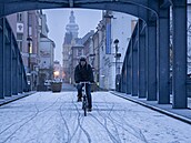 Cyklista projí�dí po tenké vrstv� mokrého �erstv� napadlého sn�hu na Zlatém...