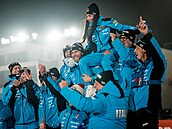 Dorothea Wiererová na ramenou italského týmu p�i lou�ení v Novém M�st� na...