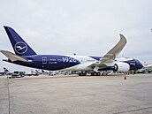 Boeing 787 Lufthansy s nápisy �100 let�, �1926�2026� na leti�ti ve Frankfurtu...
