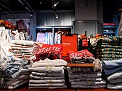 Oble�ení v obchod� zna�ky Hollister v nákupním centru v americkém Austinu (17....