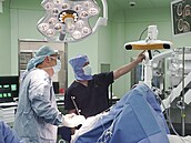 Úrove� léka�ské pé�e v �ín� zna�n� kolísá. Na snímku �pi�kové pracovi�t� na...