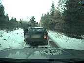 Ují�d�jícího �idi�e nezastavil ani PIT manévr, nakonec boural na lesní cest�