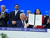 Americký prezident Donald Trump v Davosu spolu s pozvanými státníky podepsal...